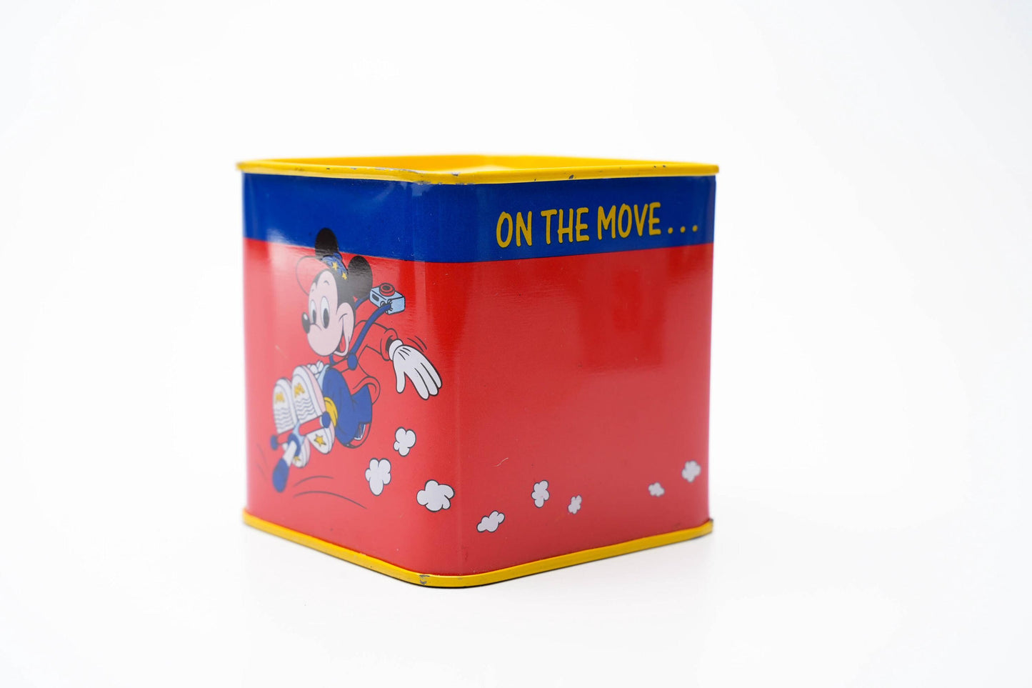 Vintage Mickey Mouse Spaarpot van Blik – “On the Move” Design – ca. Jaren ‘90