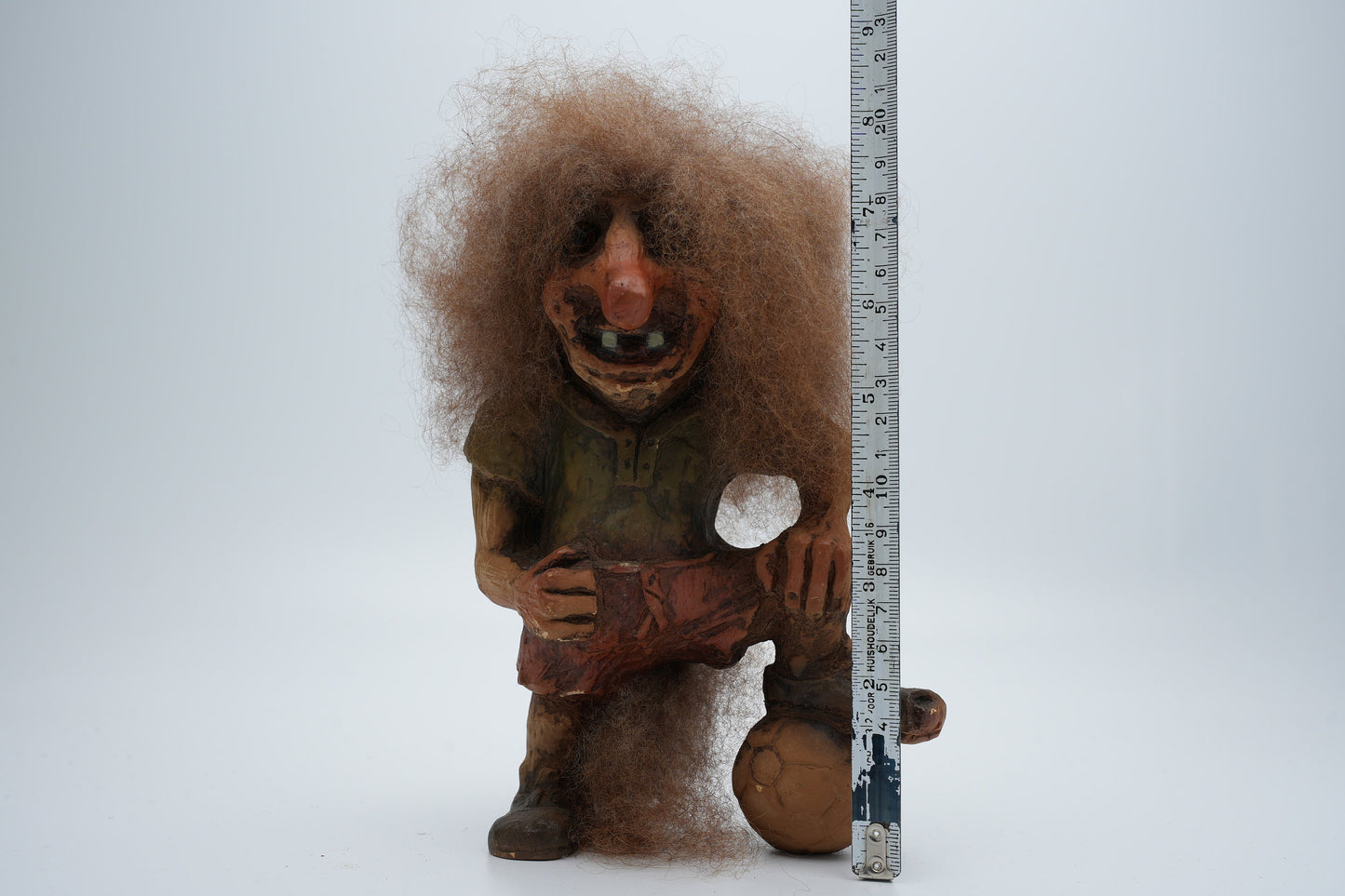 Nyform / Fossetroll - troll met voetbal - handgemaakt in Noorwegen