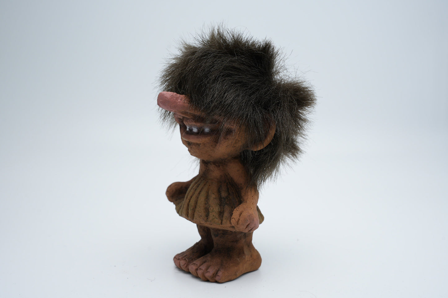 Nyform Troll nummer 115 - meisje in jurk met handen in haar zakken - handgemaakt in Noorwegen