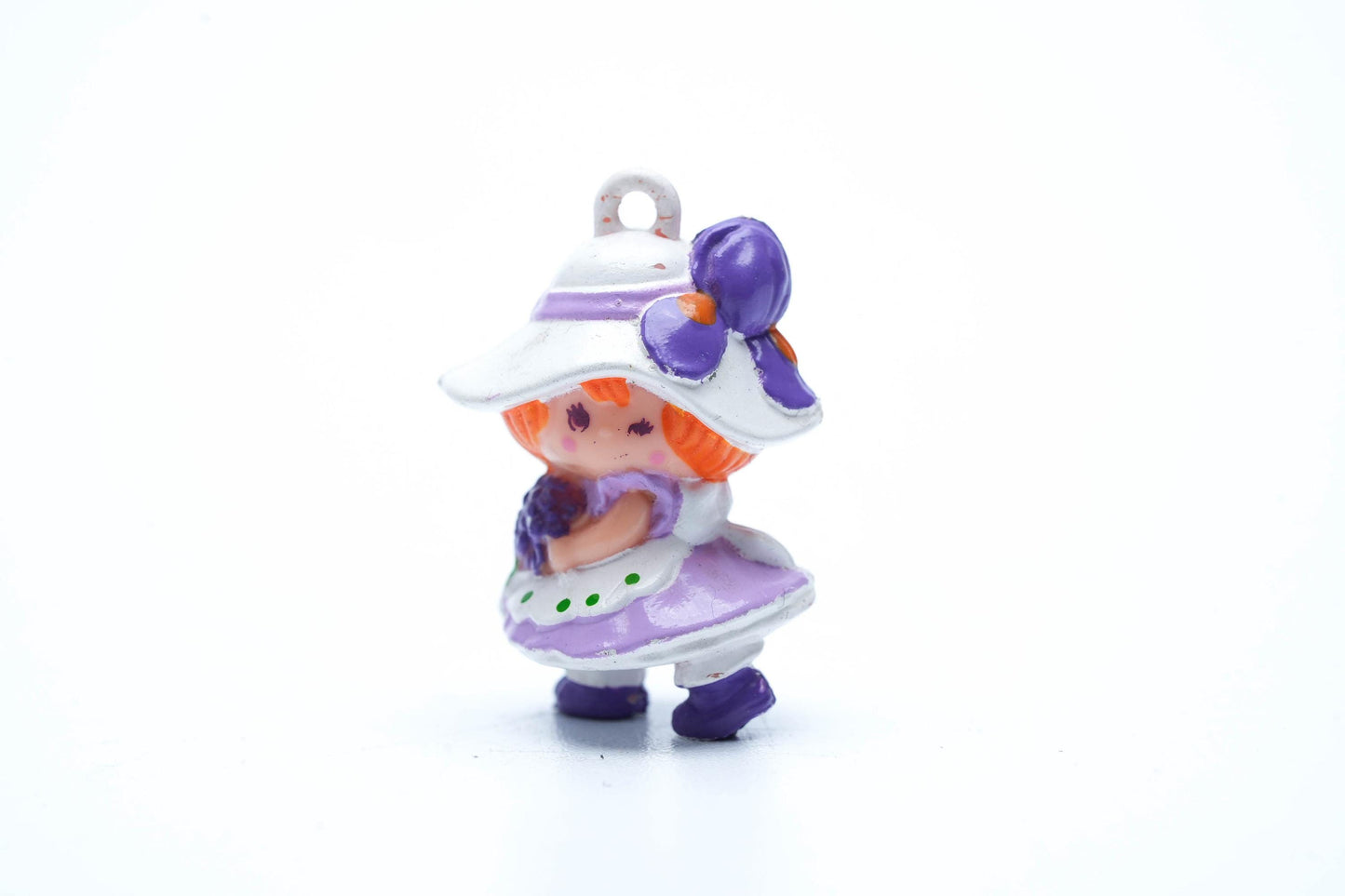 Vintage Charmkins Blossom – Hasbro 1983 – Paarse Jurk & Bloemenhoed | Mini Bedelfiguur uit de jaren 80
