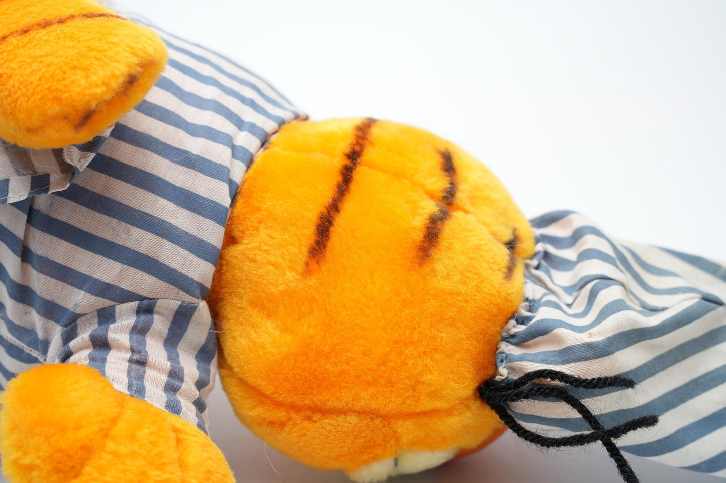 Garfield Knuffel – In Gestreepte Pyjama 25 cm (9,8 inch)