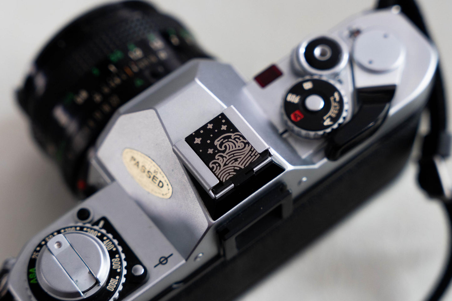 Gepersonaliseerde camera flitsschoen – "The Japanese Wave" – laser gegraveerd accessoire voor fotografie liefhebbers