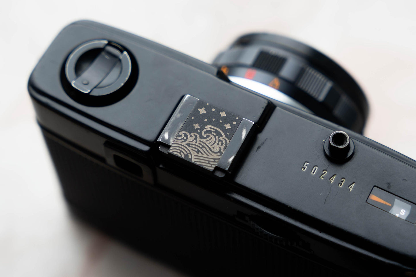 Gepersonaliseerde camera flitsschoen – "The Japanese Wave" – laser gegraveerd accessoire voor fotografie liefhebbers