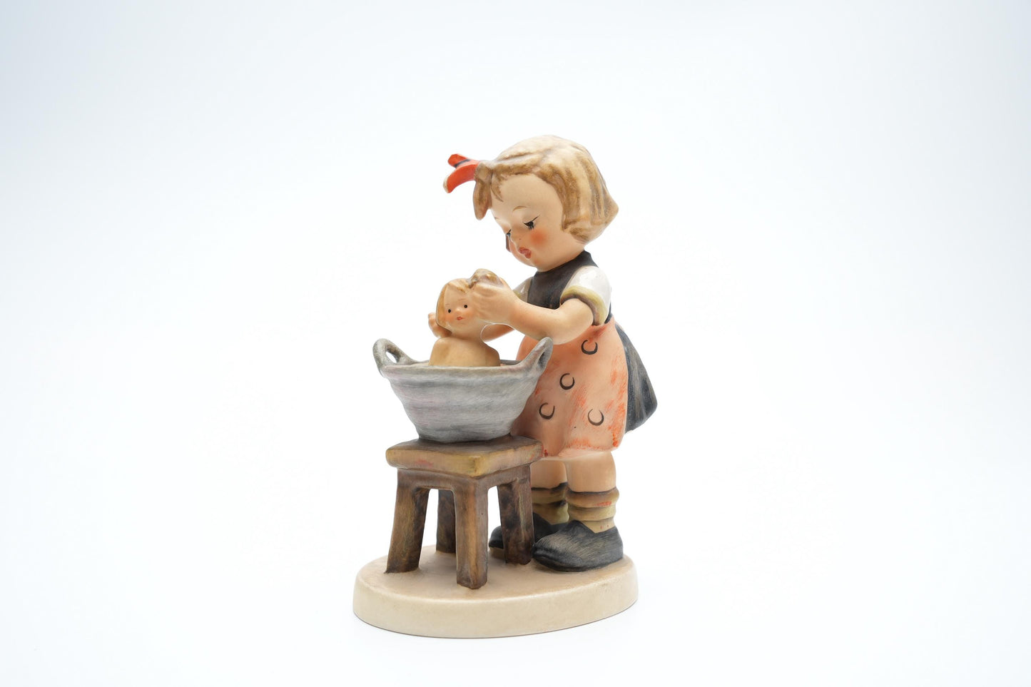 Hummel Beeldje 'Doll Bath' - HUM 319 - TMK 6 (13 cm / 5 inch)