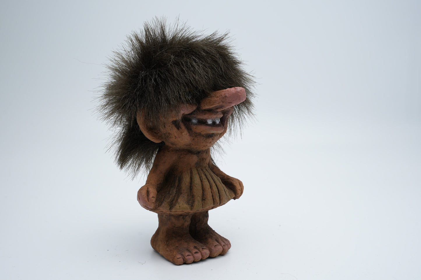 Nyform Troll nummer 115 - meisje in jurk met handen in haar zakken - handgemaakt in Noorwegen