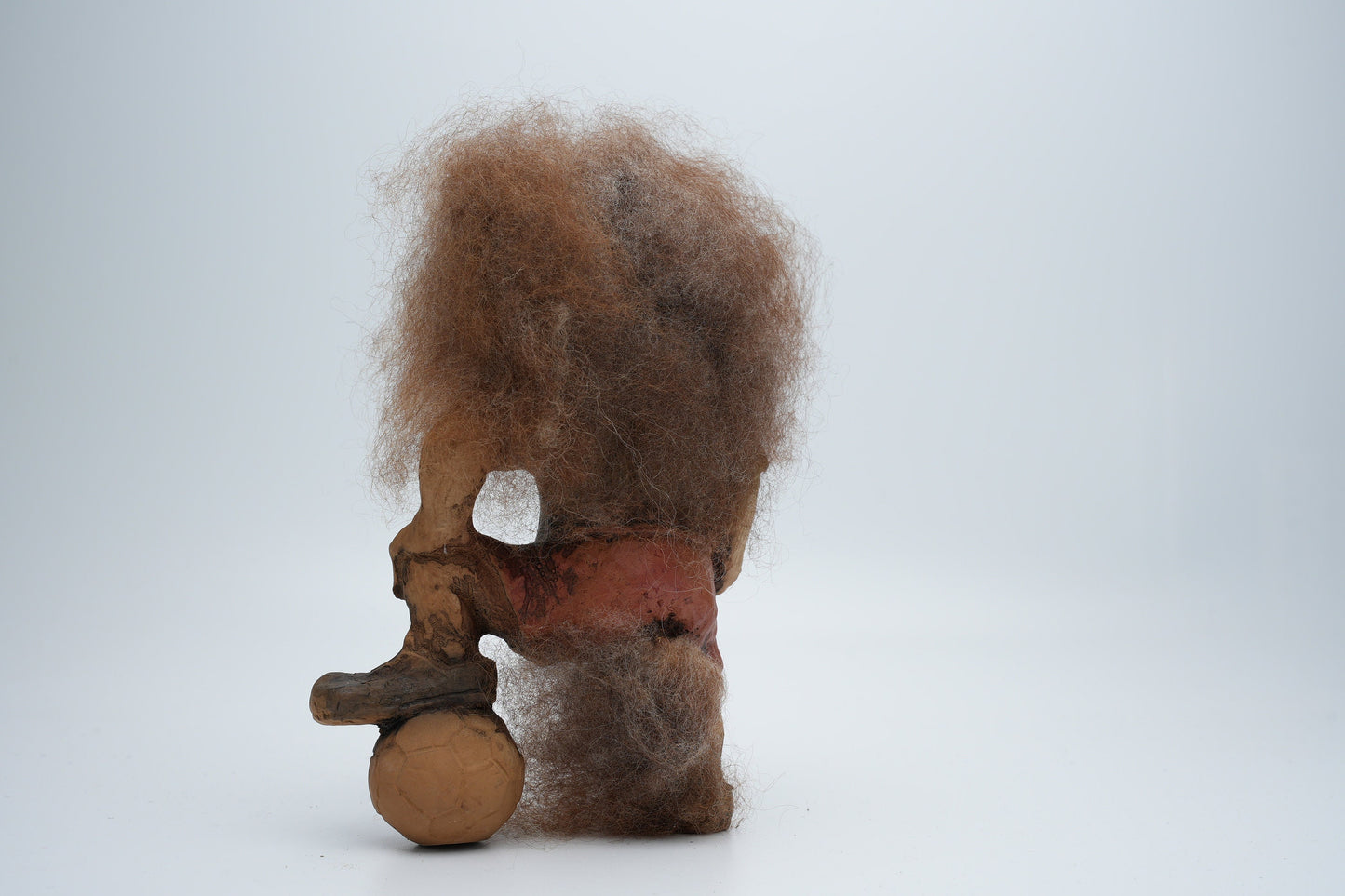 Nyform / Fossetroll - troll met voetbal - handgemaakt in Noorwegen