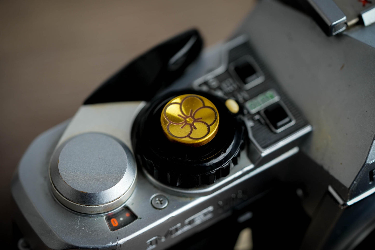 Messing ontspanknop met Sakura bloem: Verfraai je camera met een exclusieve uitstraling