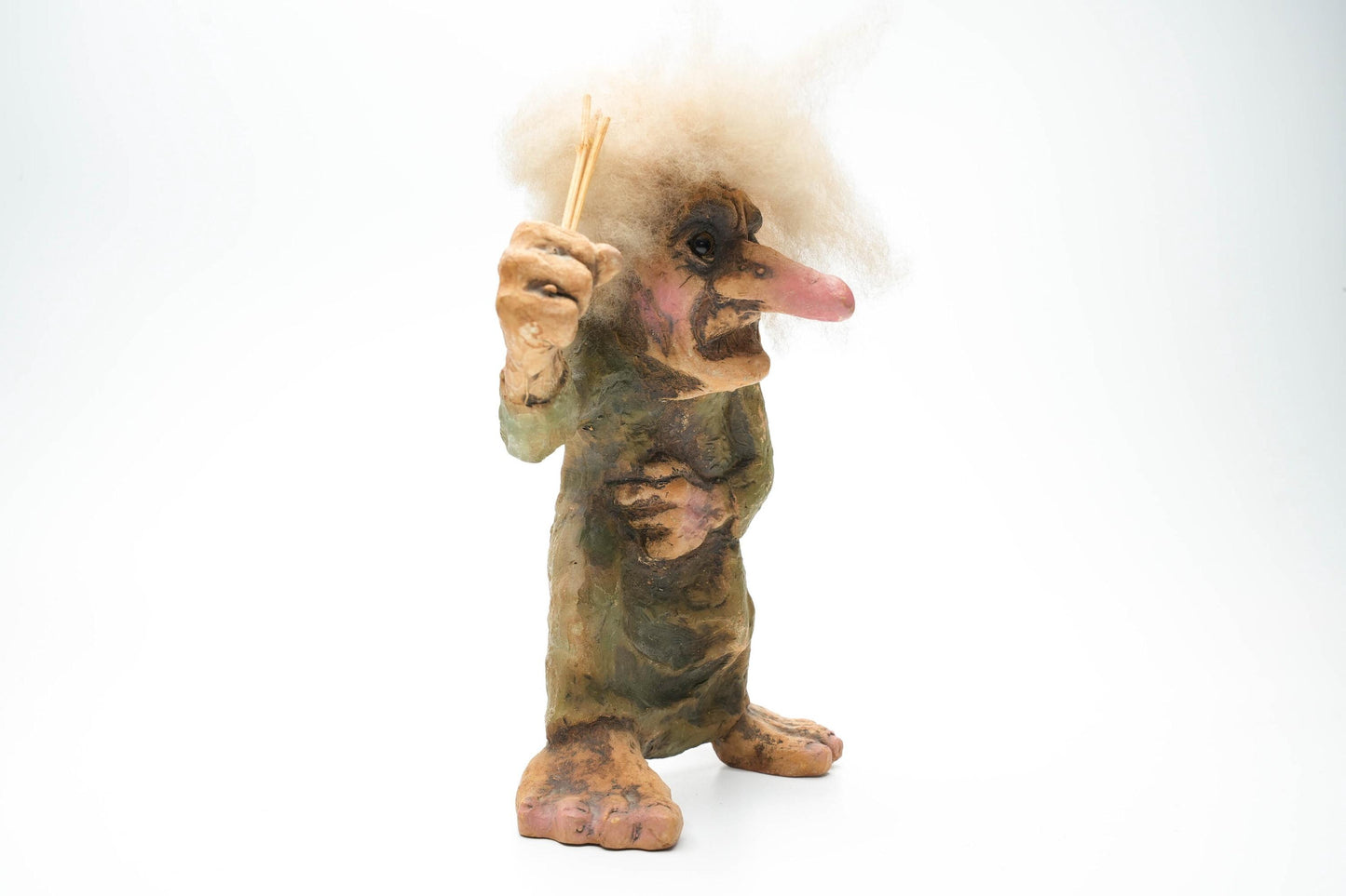 Grote Vintage Nyform Trol met Slingshot – Handgemaakt Noors Troll Beeldje – 25 cm / ca. 9.8 inch