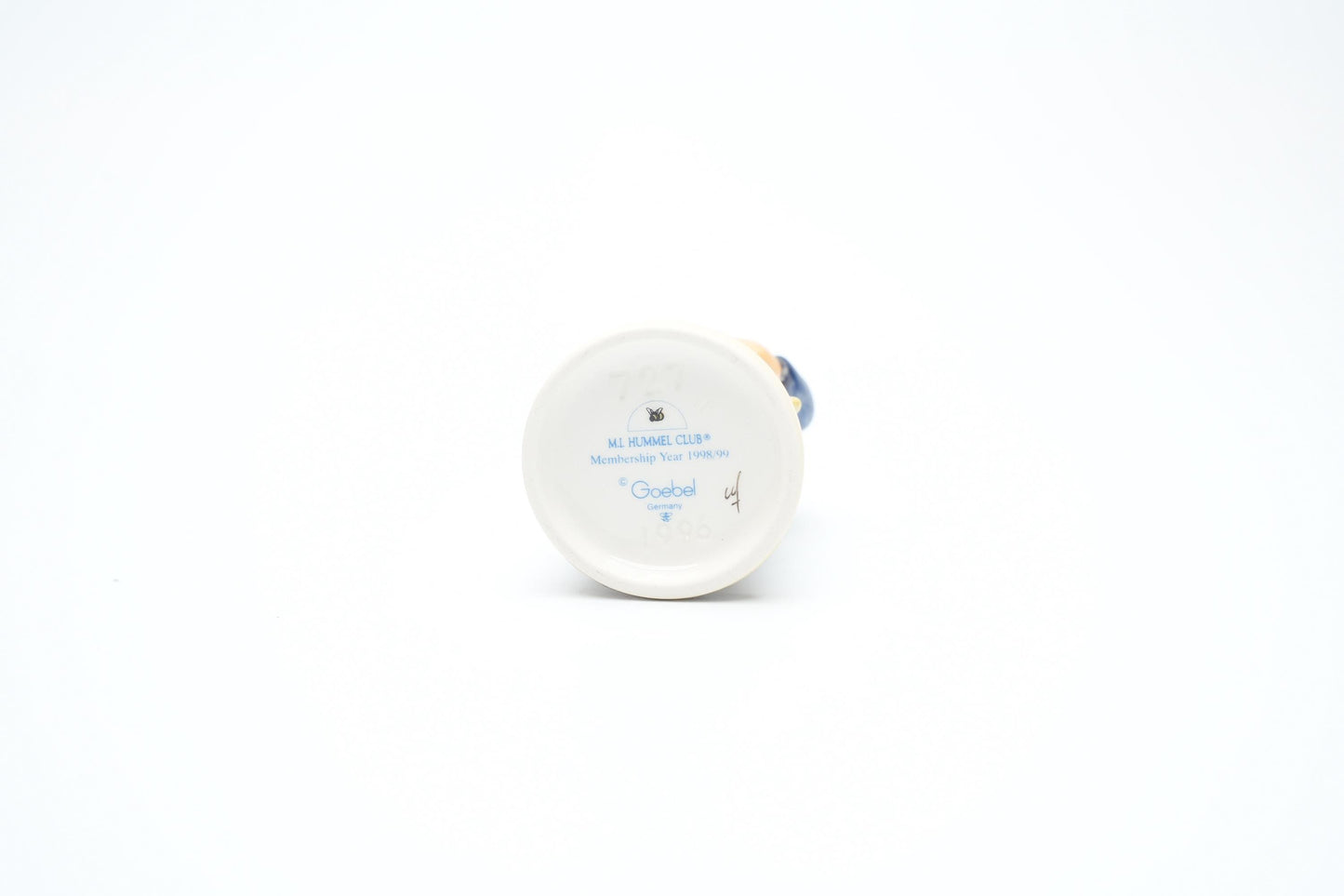 Goebel Hummel Figurine “Muß noch umgraben – Garden Treasures” (Hum 727, 9 cm/3,5 inch)