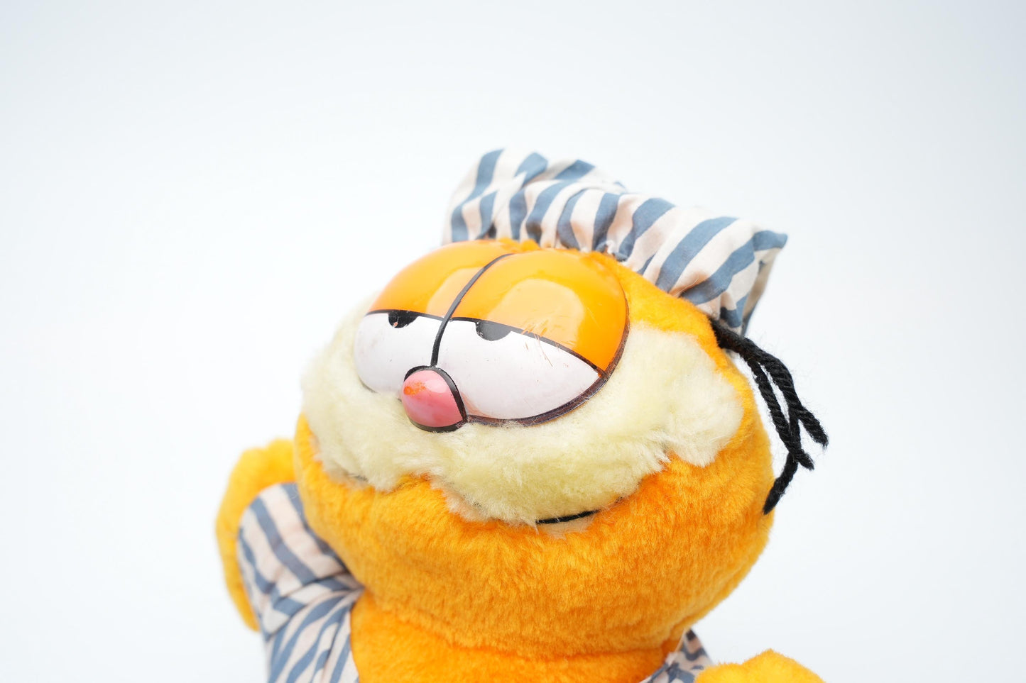 Garfield Knuffel – In Gestreepte Pyjama 25 cm (9,8 inch)