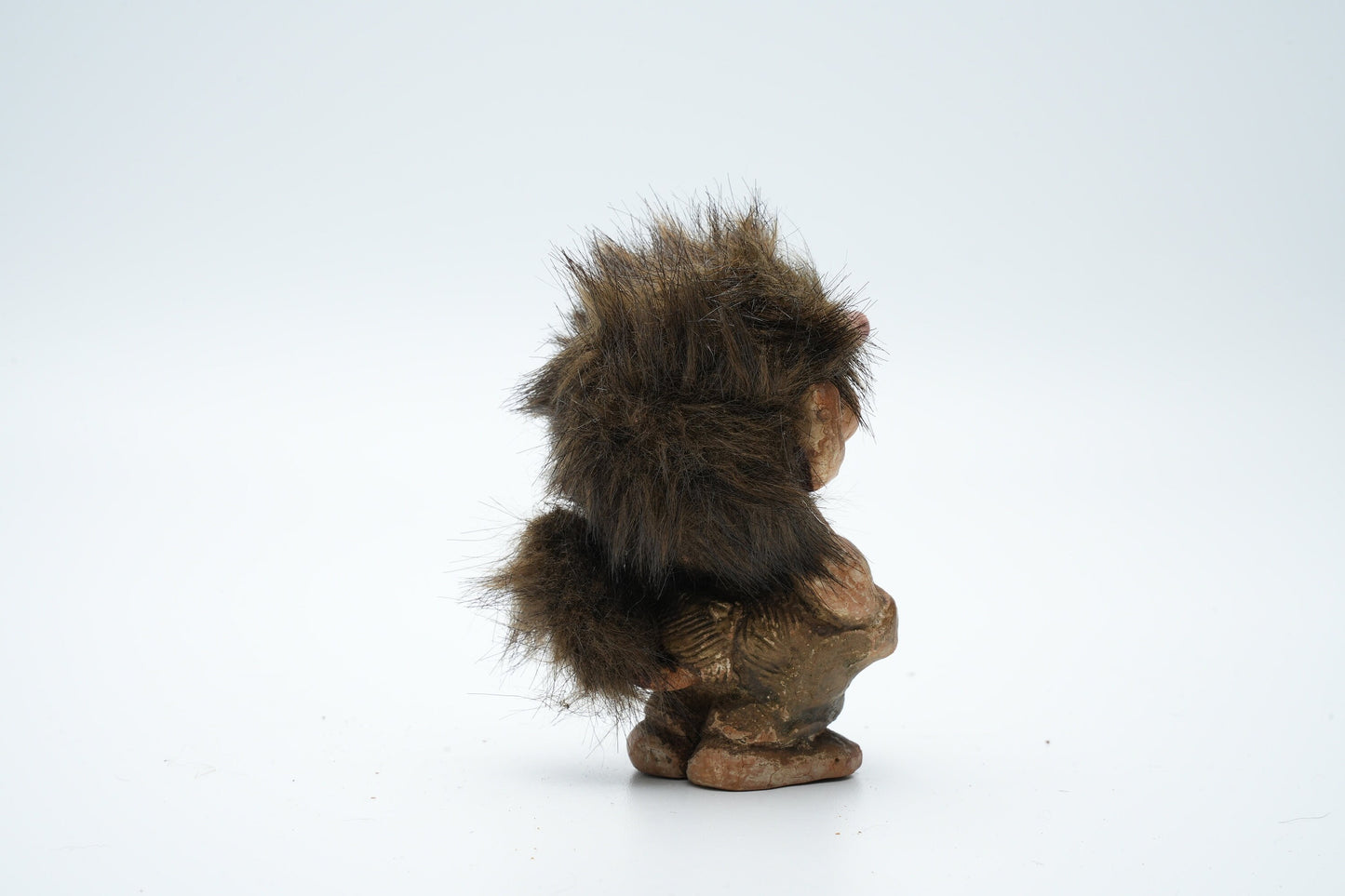 Troll met handen in zijn zakken - schattig figuur - magie figuren