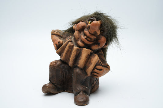 Troll met accordion in handen - vintage Nyform uit Noorwegen - boswezen