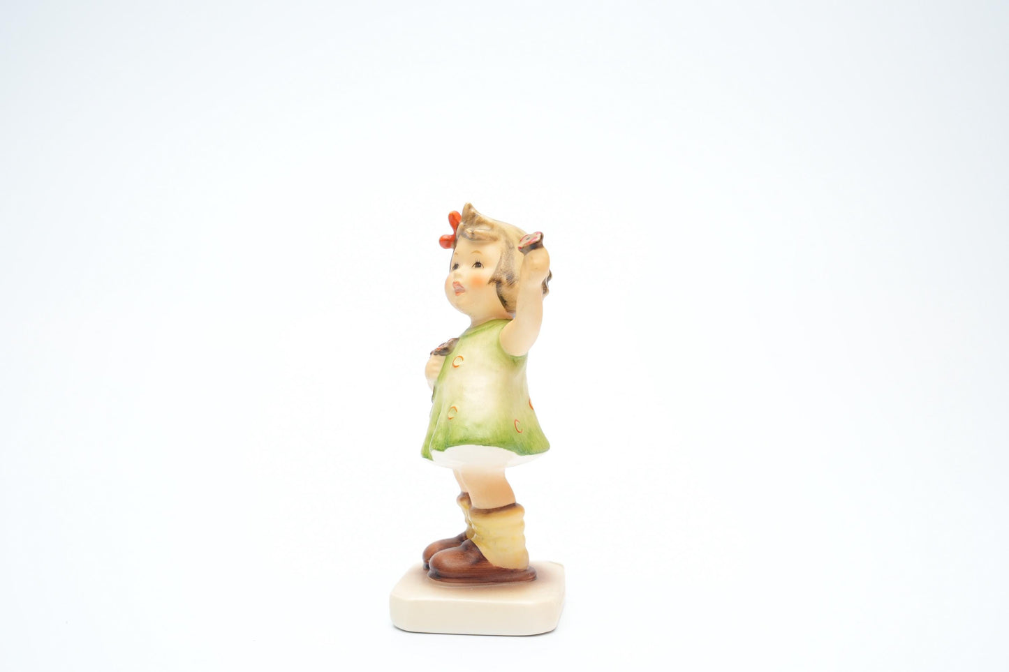 Goebel Hummel Figurine “Herzlich Willkommen – Forever Yours” (Hum 495, 11 cm/4,3 inch)