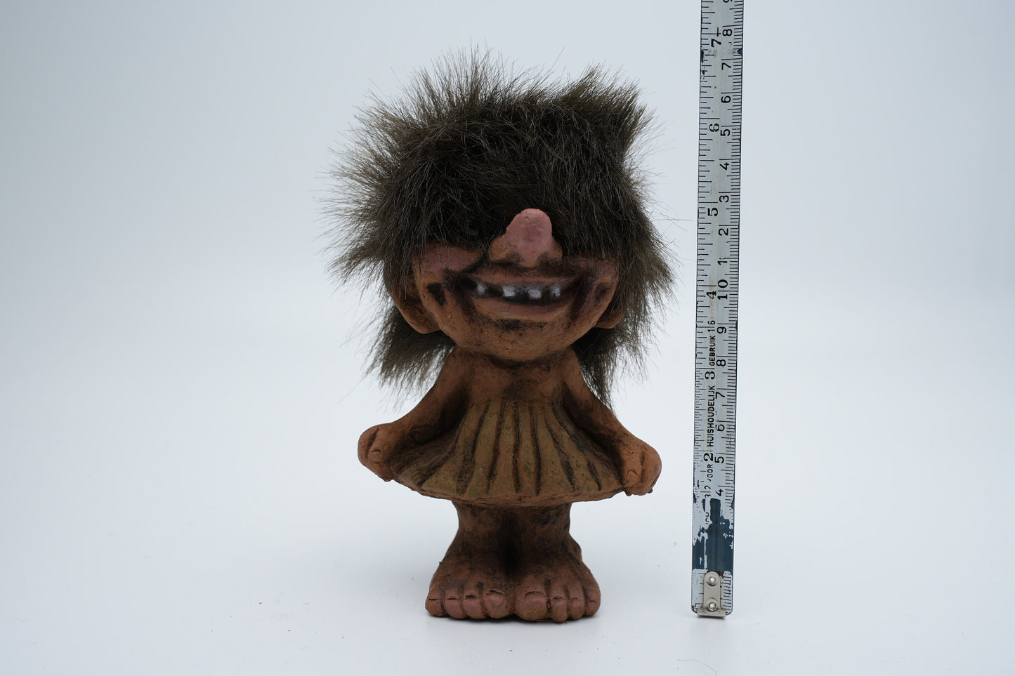 Nyform Troll nummer 115 - meisje in jurk met handen in haar zakken - handgemaakt in Noorwegen