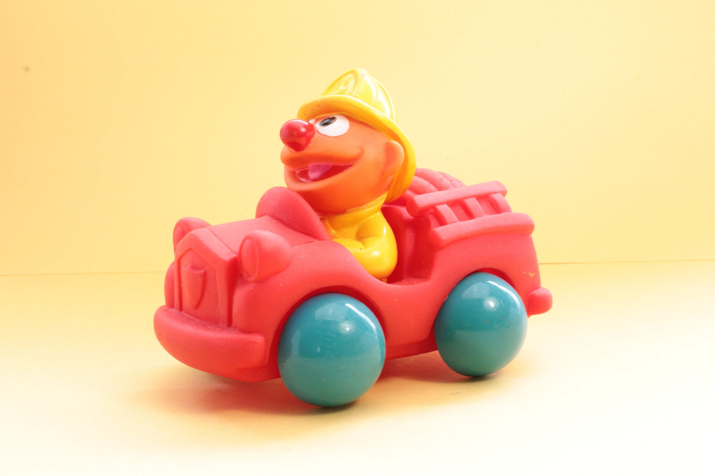 Vintage auto met Ernie van Sesamstraat 1994 | Tyco | Jim Henson | Ernie speelgoed | Ernie figuren