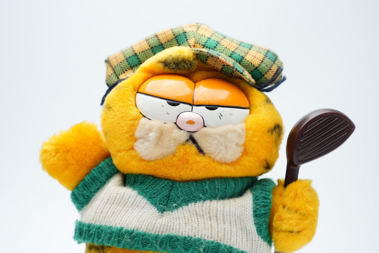 Garfield Knuffel in Groene Golf Outfit – 24 cm (9,4 inch) – Vintage 1981