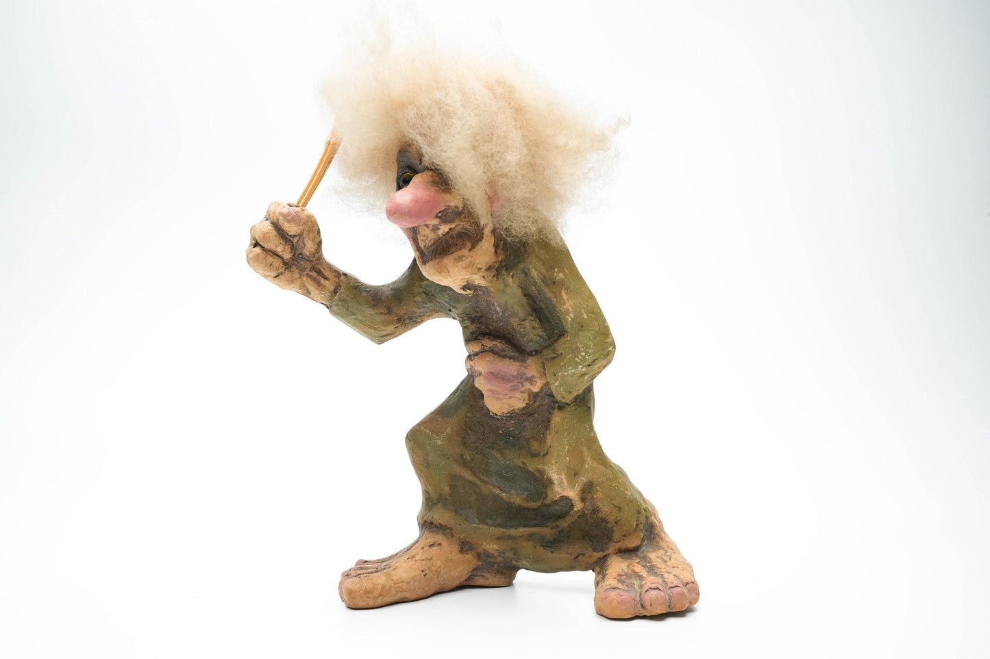 Grote Vintage Nyform Trol met Slingshot – Handgemaakt Noors Troll Beeldje – 25 cm / ca. 9.8 inch