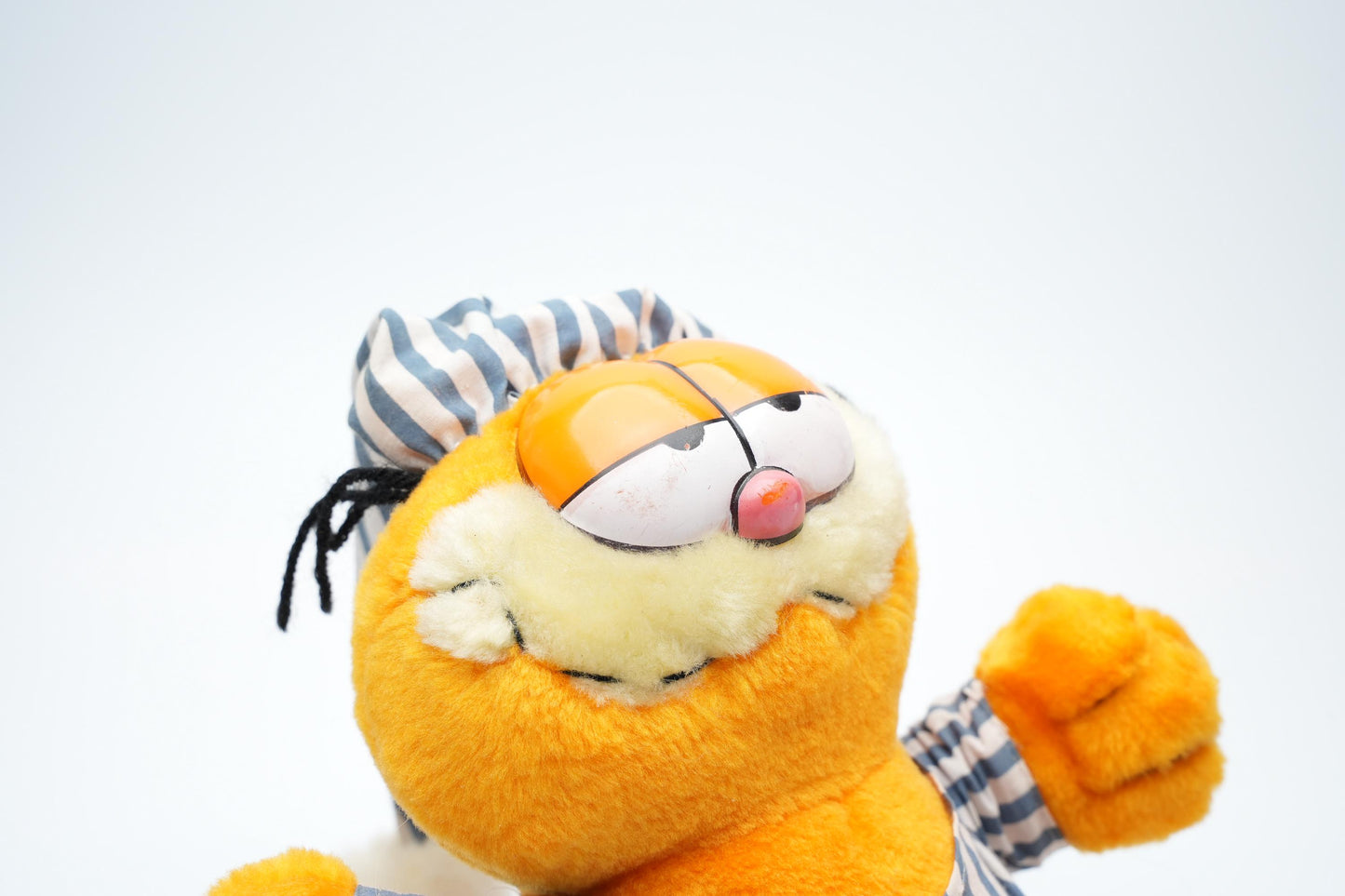 Garfield Knuffel – In Gestreepte Pyjama 25 cm (9,8 inch)