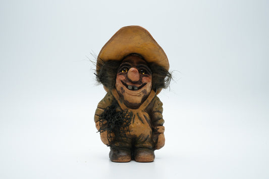 Staande Nyform troll met vissersnet in zijn handen - 6 inch - vintage Noorse troll