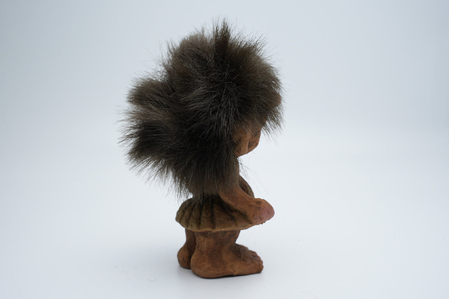 Nyform Troll nummer 115 - meisje in jurk met handen in haar zakken - handgemaakt in Noorwegen