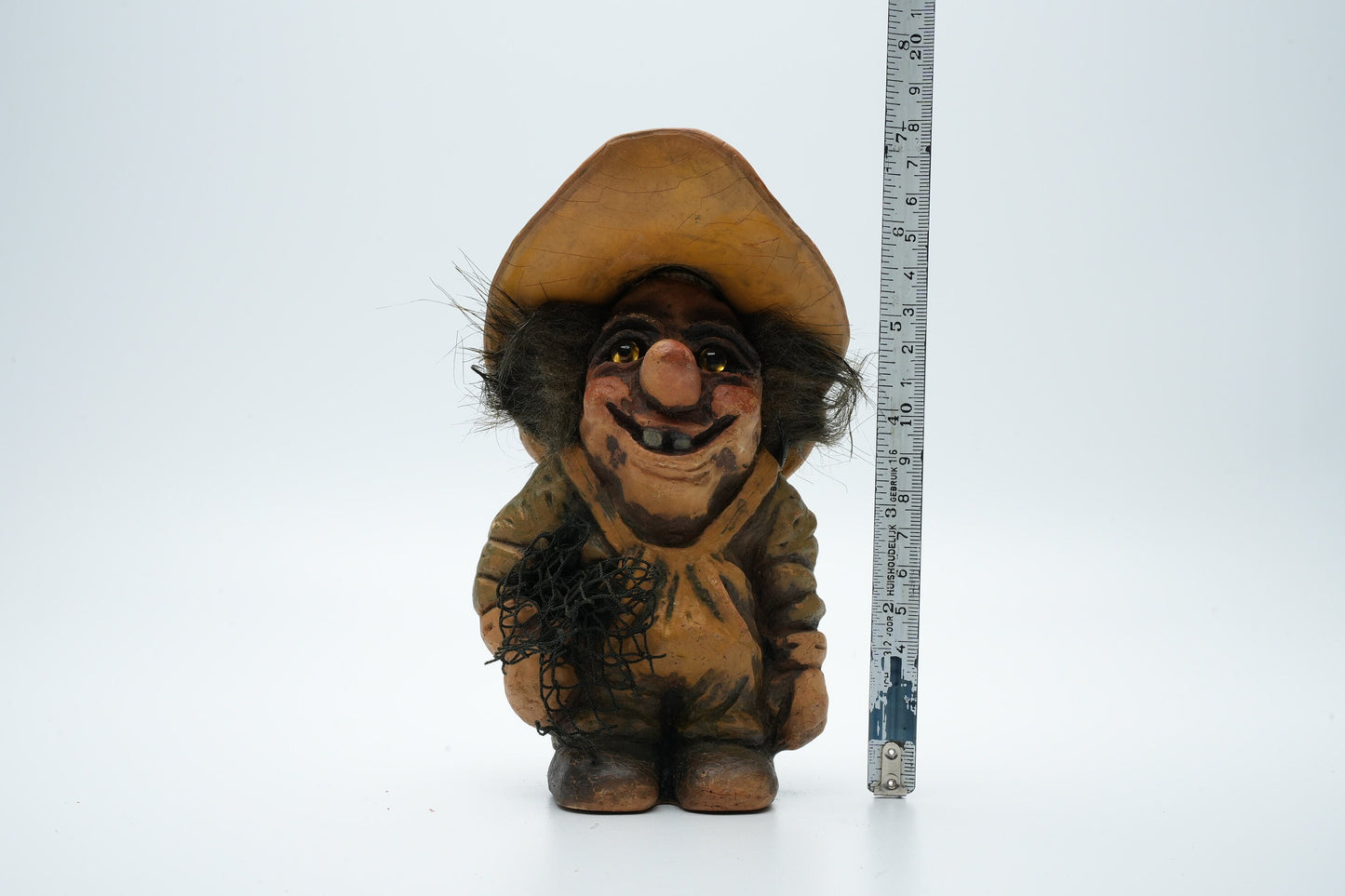 Staande Nyform troll met vissersnet in zijn handen - 6 inch - vintage Noorse troll