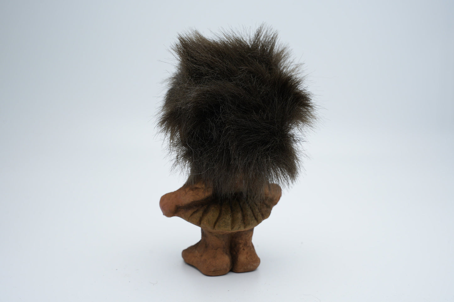 Nyform Troll nummer 115 - meisje in jurk met handen in haar zakken - handgemaakt in Noorwegen