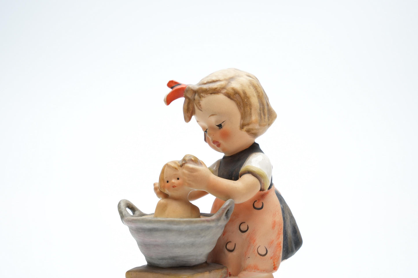 Hummel Beeldje 'Doll Bath' - HUM 319 - TMK 6 (13 cm / 5 inch)
