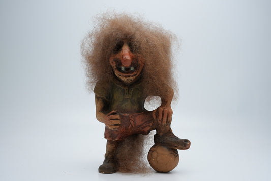 Nyform / Fossetroll - troll met voetbal - handgemaakt in Noorwegen