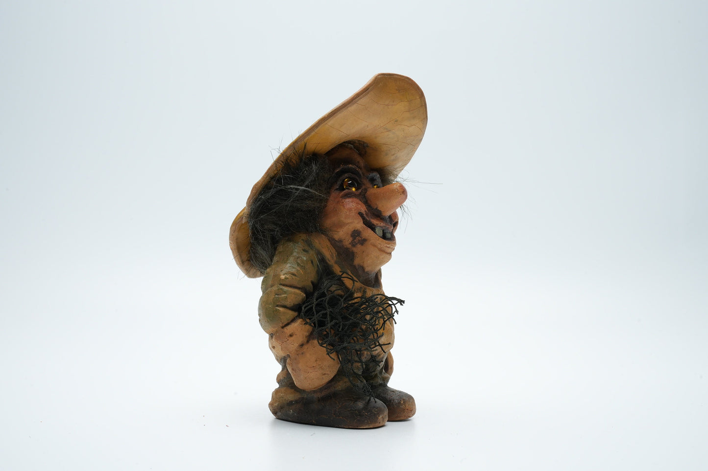 Staande Nyform troll met vissersnet in zijn handen - 6 inch - vintage Noorse troll