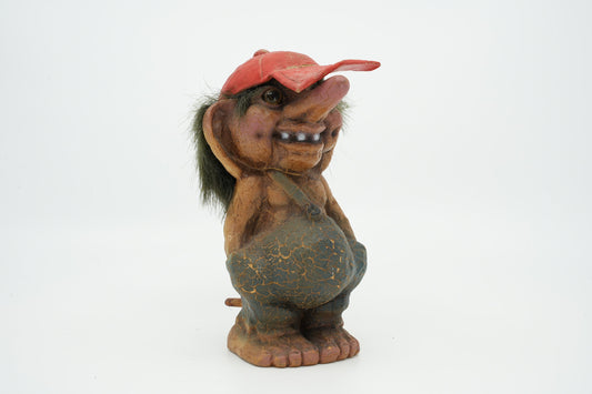 Zeldzame Nyform troll | staand met rode pet op zijn hoofd | 1118