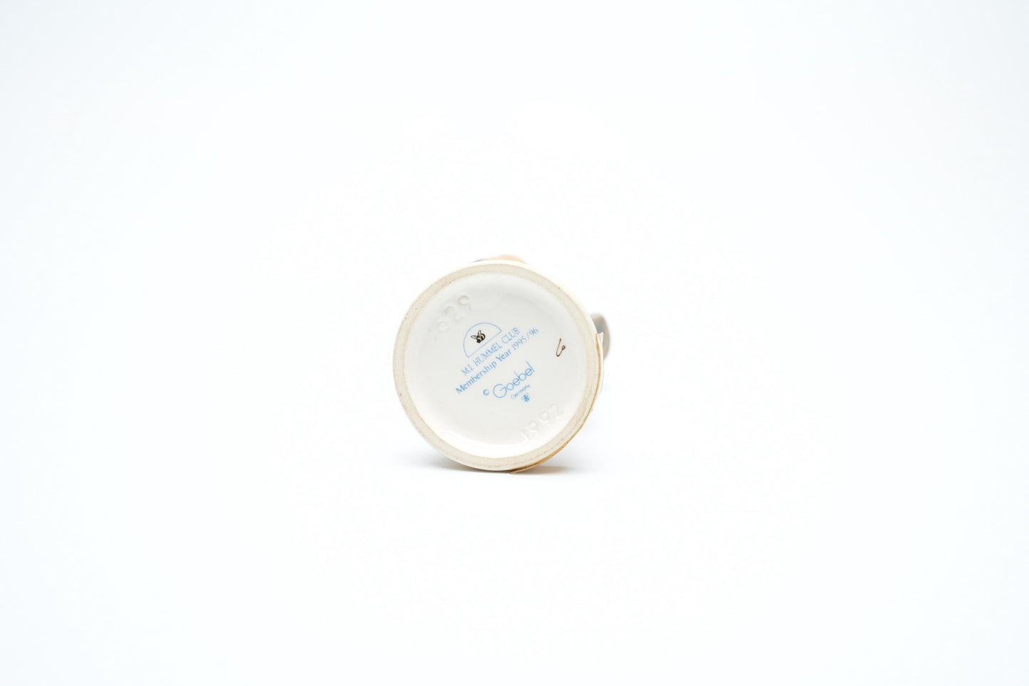 Authentieke Goebel Hummel Figurine – “Jungbäuerin – From Me to You” (Hum 629, 8,5 cm/3,5 inch)