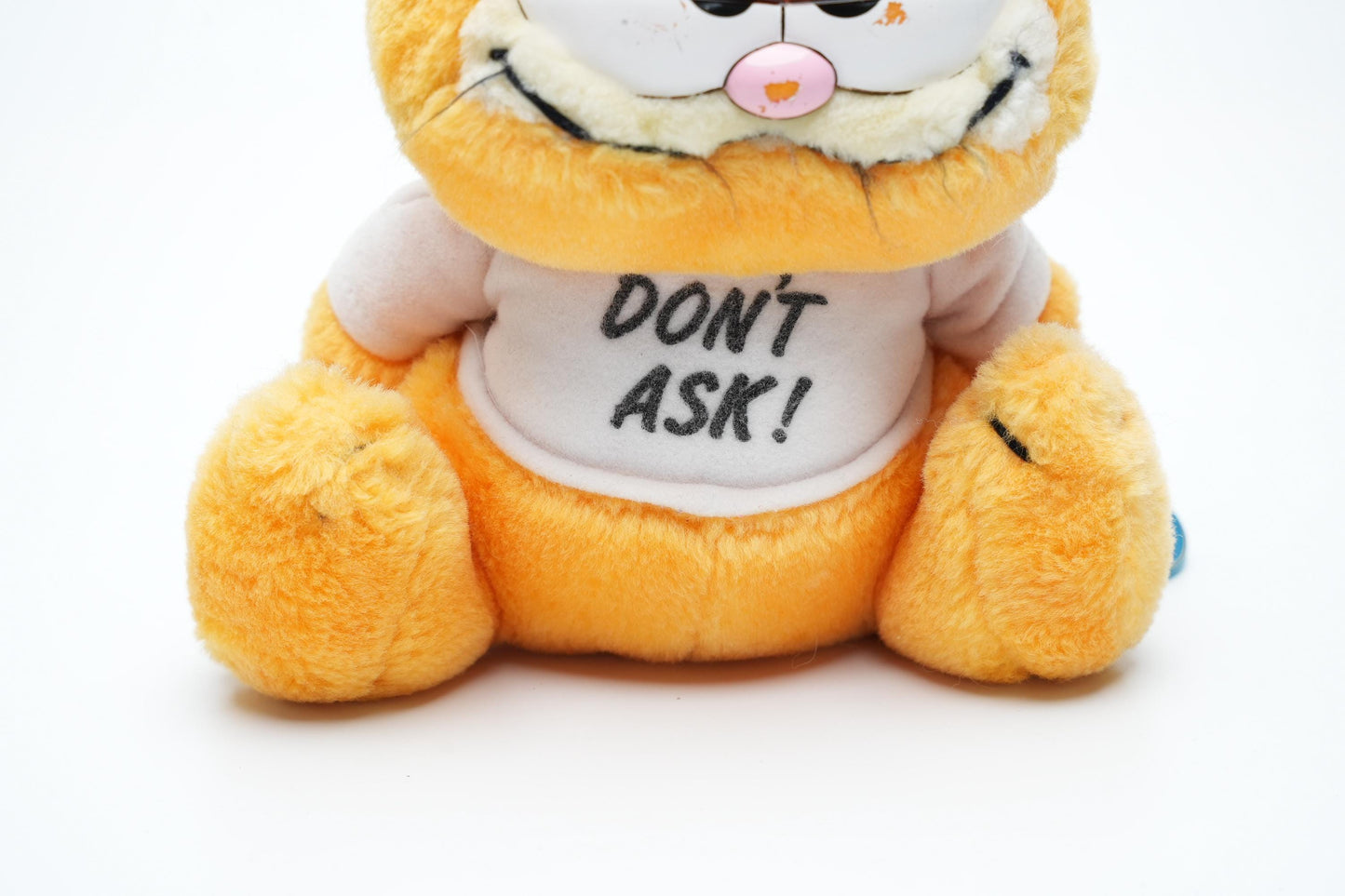 Vintage Garfield Knuffel – Zittend met "Don't Ask!" Shirt – 18 cm (7 inch)