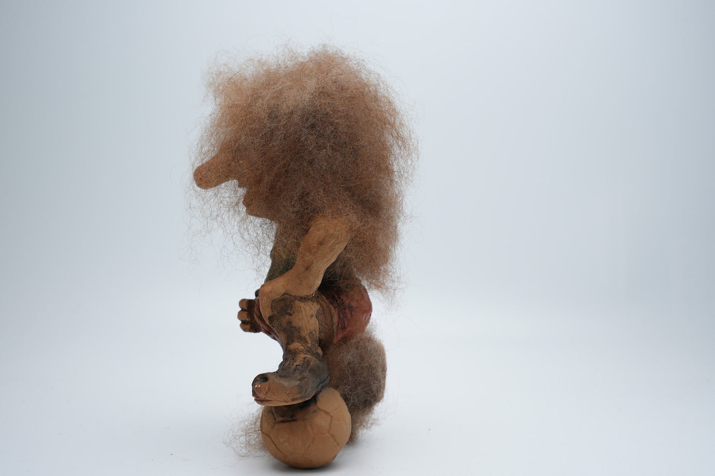 Nyform / Fossetroll - troll met voetbal - handgemaakt in Noorwegen