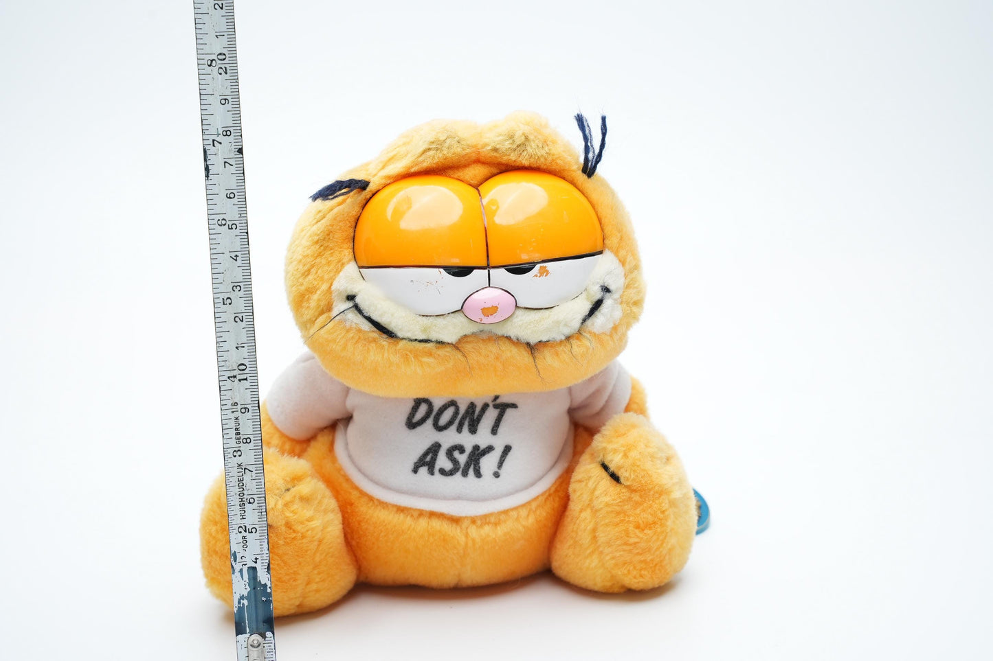 Vintage Garfield Knuffel – Zittend met "Don't Ask!" Shirt – 18 cm (7 inch)