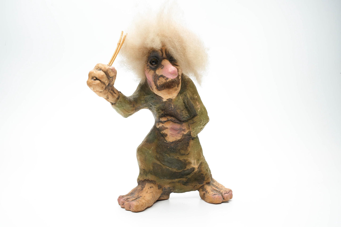 Grote Vintage Nyform Trol met Slingshot – Handgemaakt Noors Troll Beeldje – 25 cm / ca. 9.8 inch