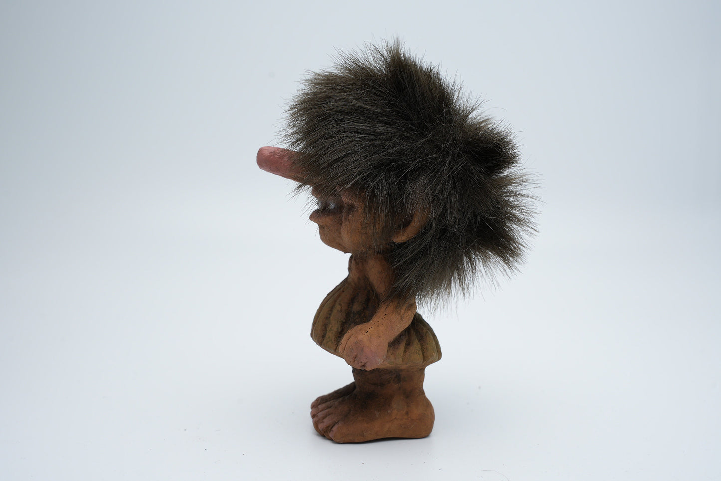 Nyform Troll nummer 115 - meisje in jurk met handen in haar zakken - handgemaakt in Noorwegen