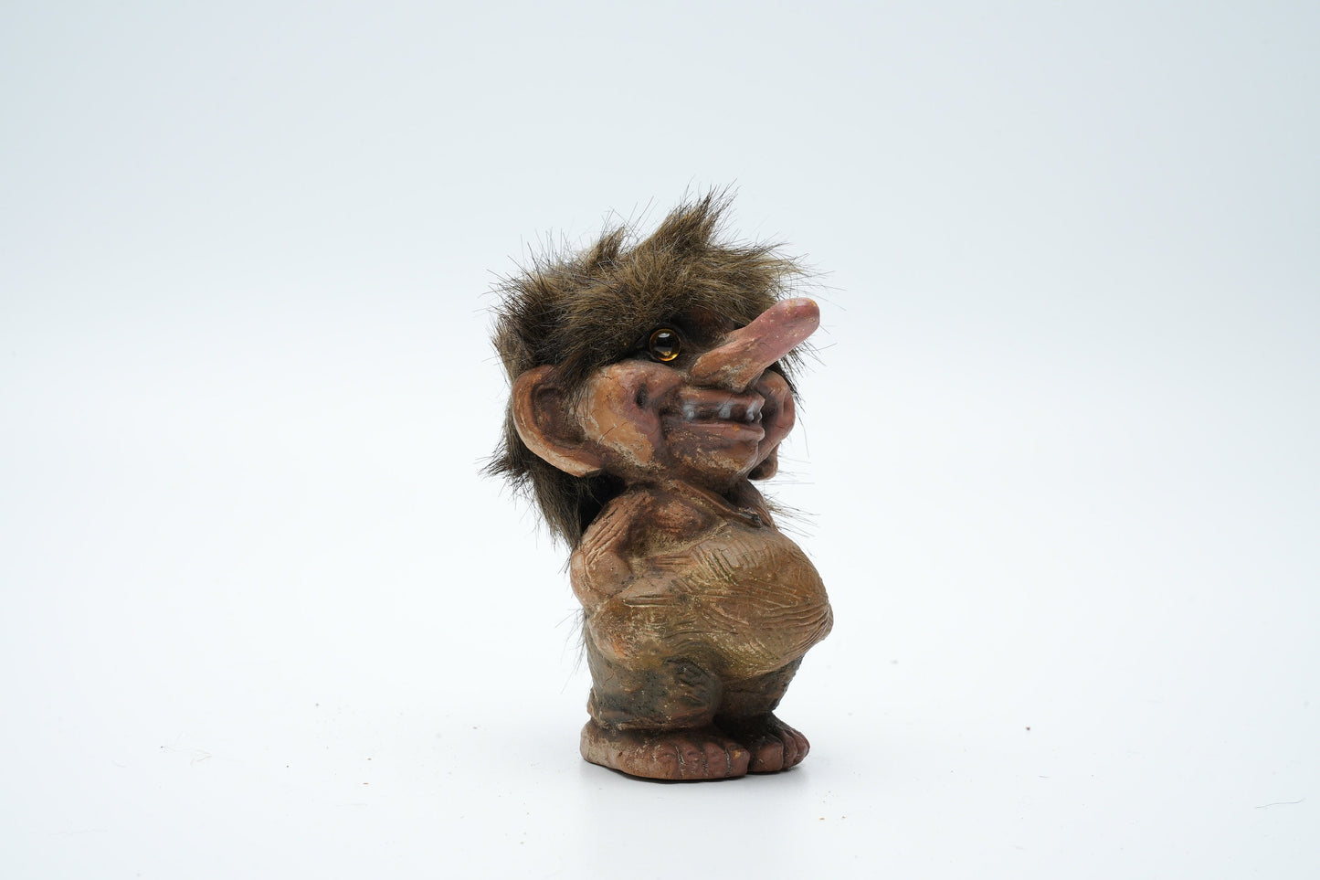 Troll met handen in zijn zakken - schattig figuur - magie figuren