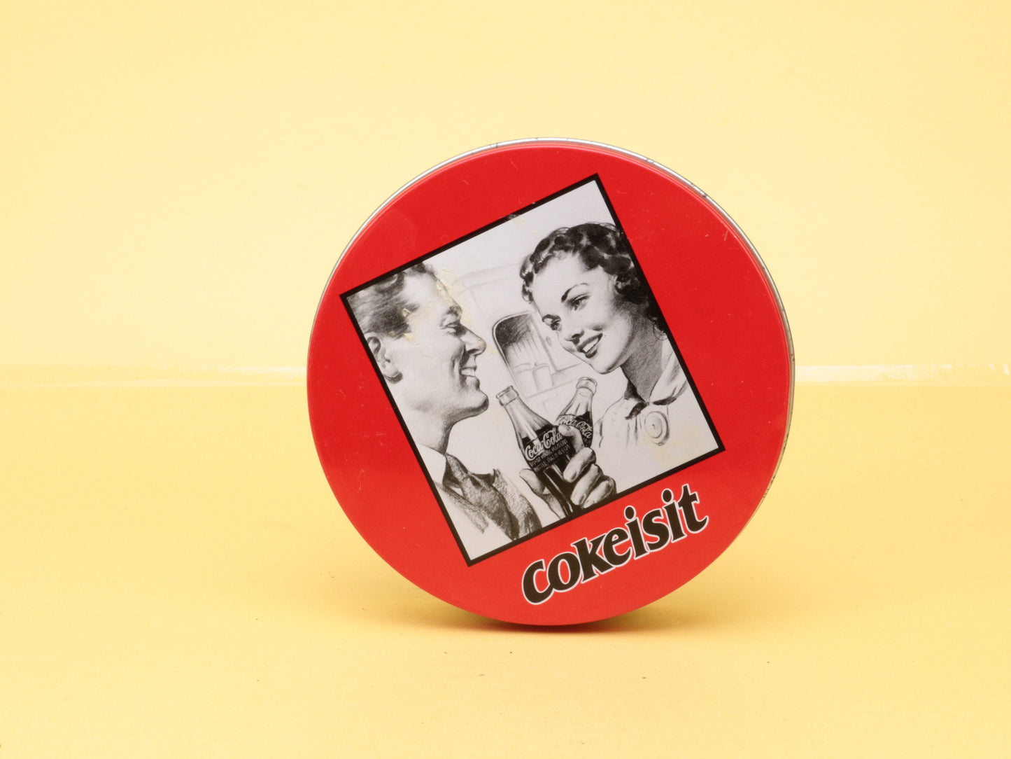 Vintage Coca Cola Set van 4 metalen onderzetters in een bewaarblik, met tekst CokeItIs