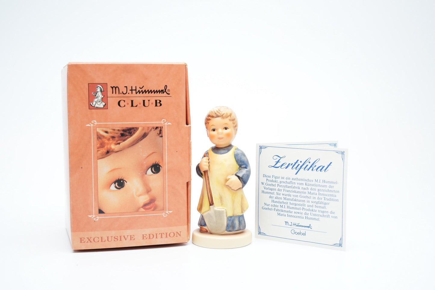 Goebel Hummel Figurine “Muß noch umgraben – Garden Treasures” (Hum 727, 9 cm/3,5 inch)