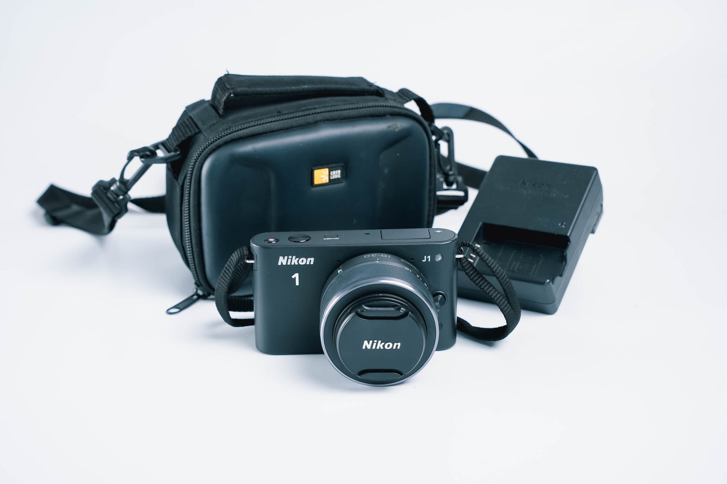 Nikon 1 J1 systeemcamera – compacte krachtpatser met 10-30mm lens, lader en case