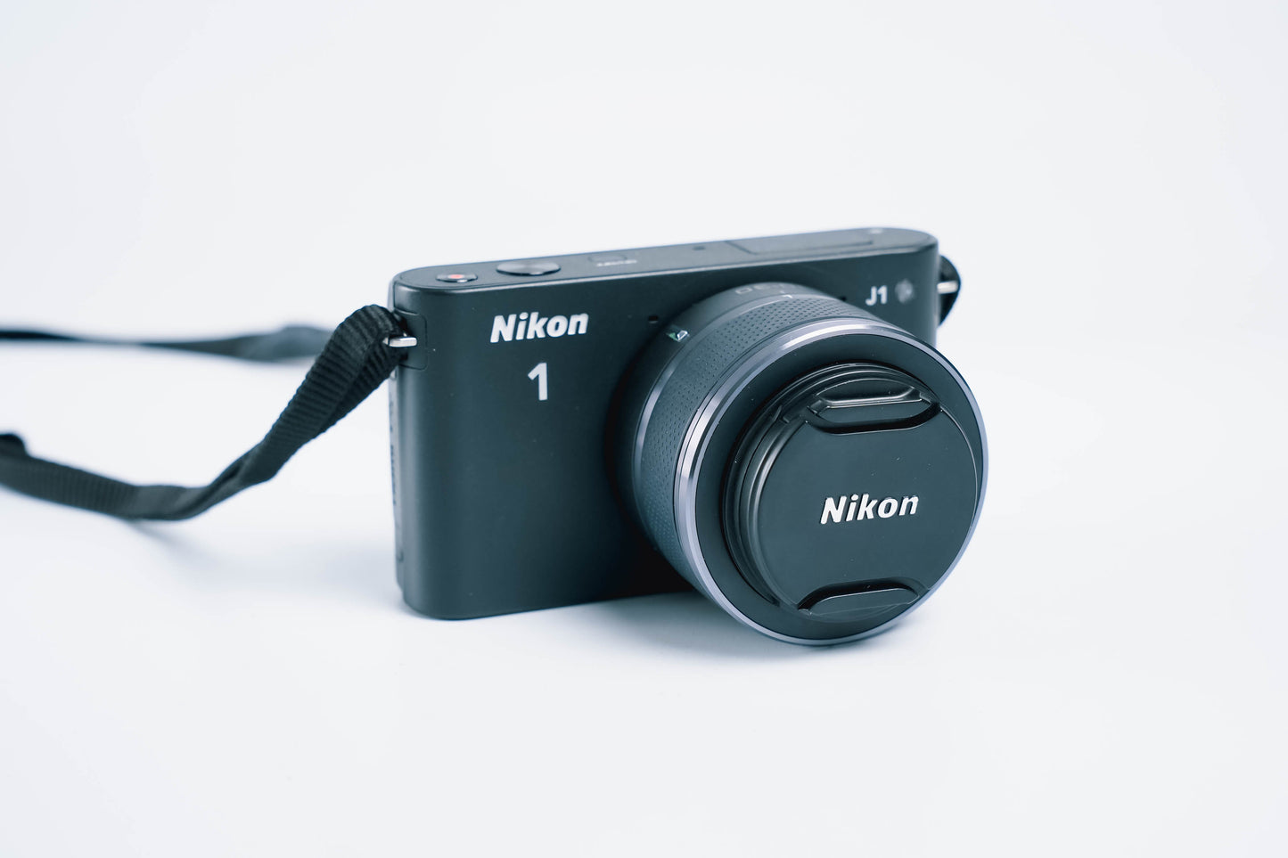 Nikon 1 J1 systeemcamera – compacte krachtpatser met 10-30mm lens, lader en case