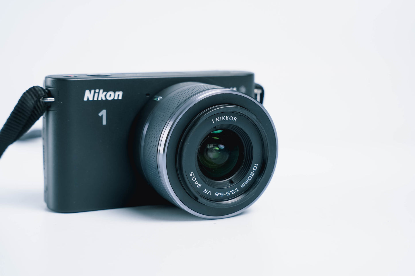 Nikon 1 J1 systeemcamera – compacte krachtpatser met 10-30mm lens, lader en case