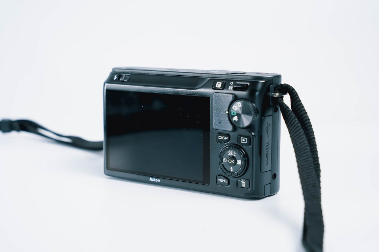 Nikon 1 J1 systeemcamera – compacte krachtpatser met 10-30mm lens, lader en case