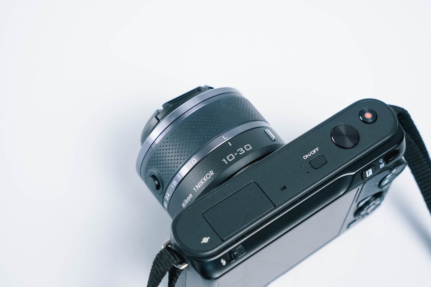 Nikon 1 J1 systeemcamera – compacte krachtpatser met 10-30mm lens, lader en case
