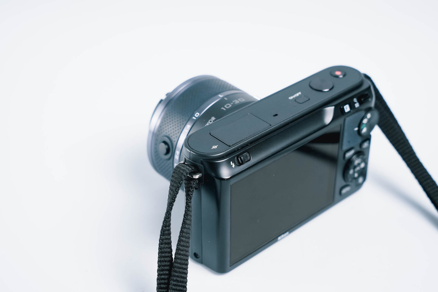 Nikon 1 J1 systeemcamera – compacte krachtpatser met 10-30mm lens, lader en case