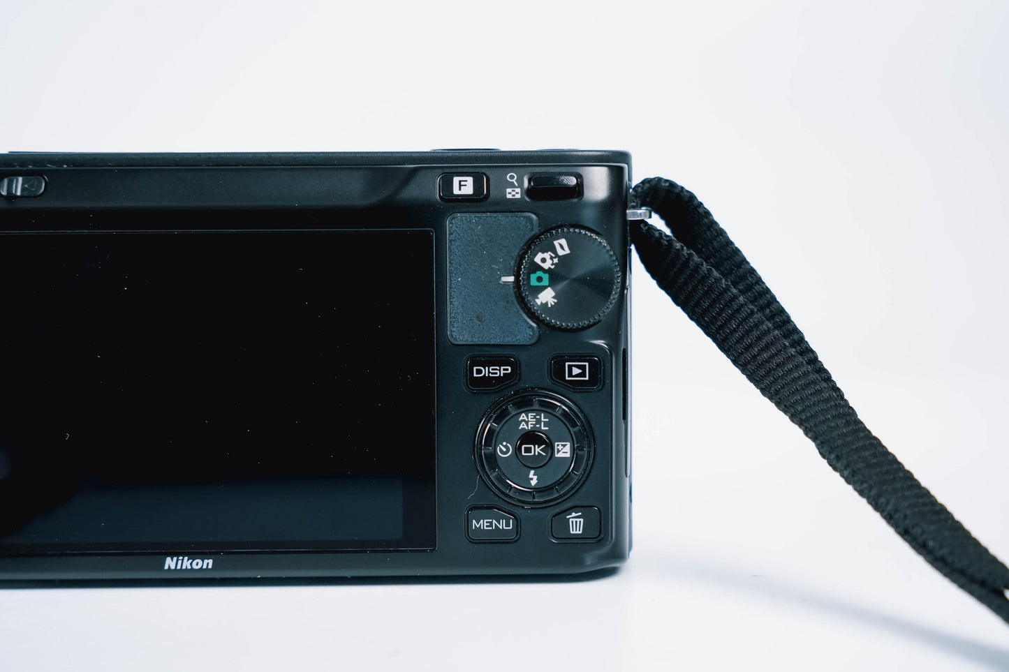 Nikon 1 J1 systeemcamera – compacte krachtpatser met 10-30mm lens, lader en case