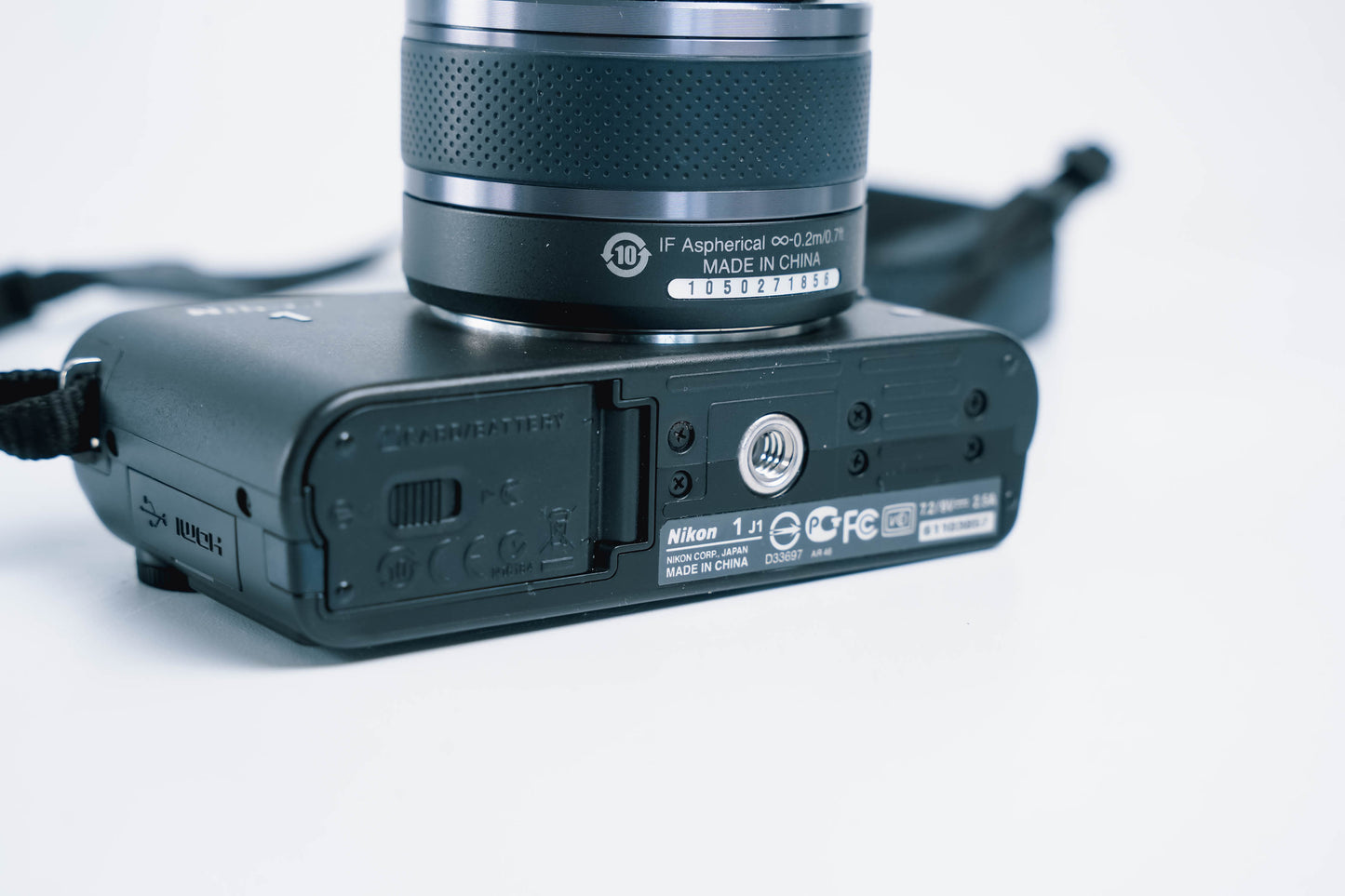 Nikon 1 J1 systeemcamera – compacte krachtpatser met 10-30mm lens, lader en case