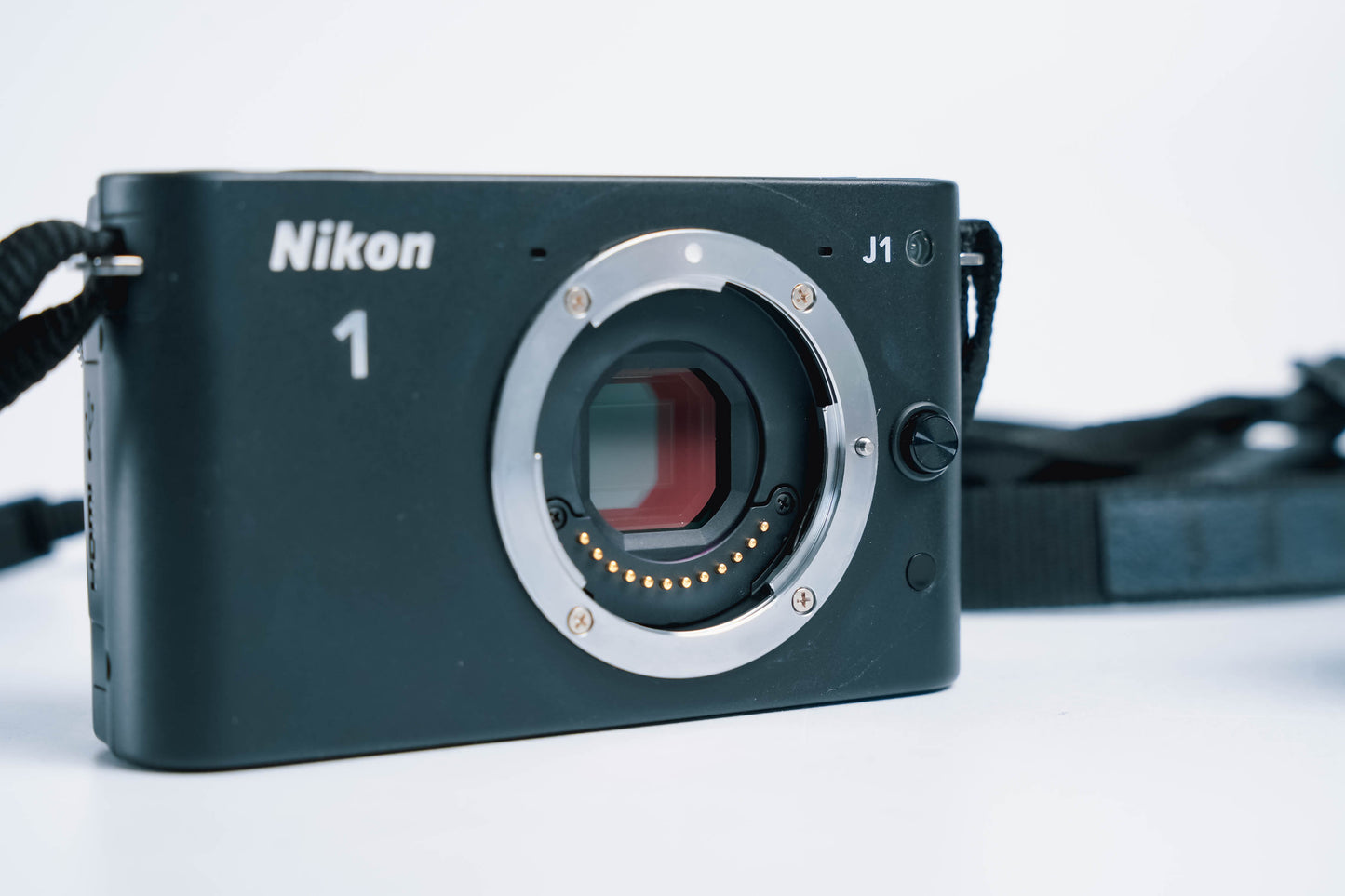 Nikon 1 J1 systeemcamera – compacte krachtpatser met 10-30mm lens, lader en case