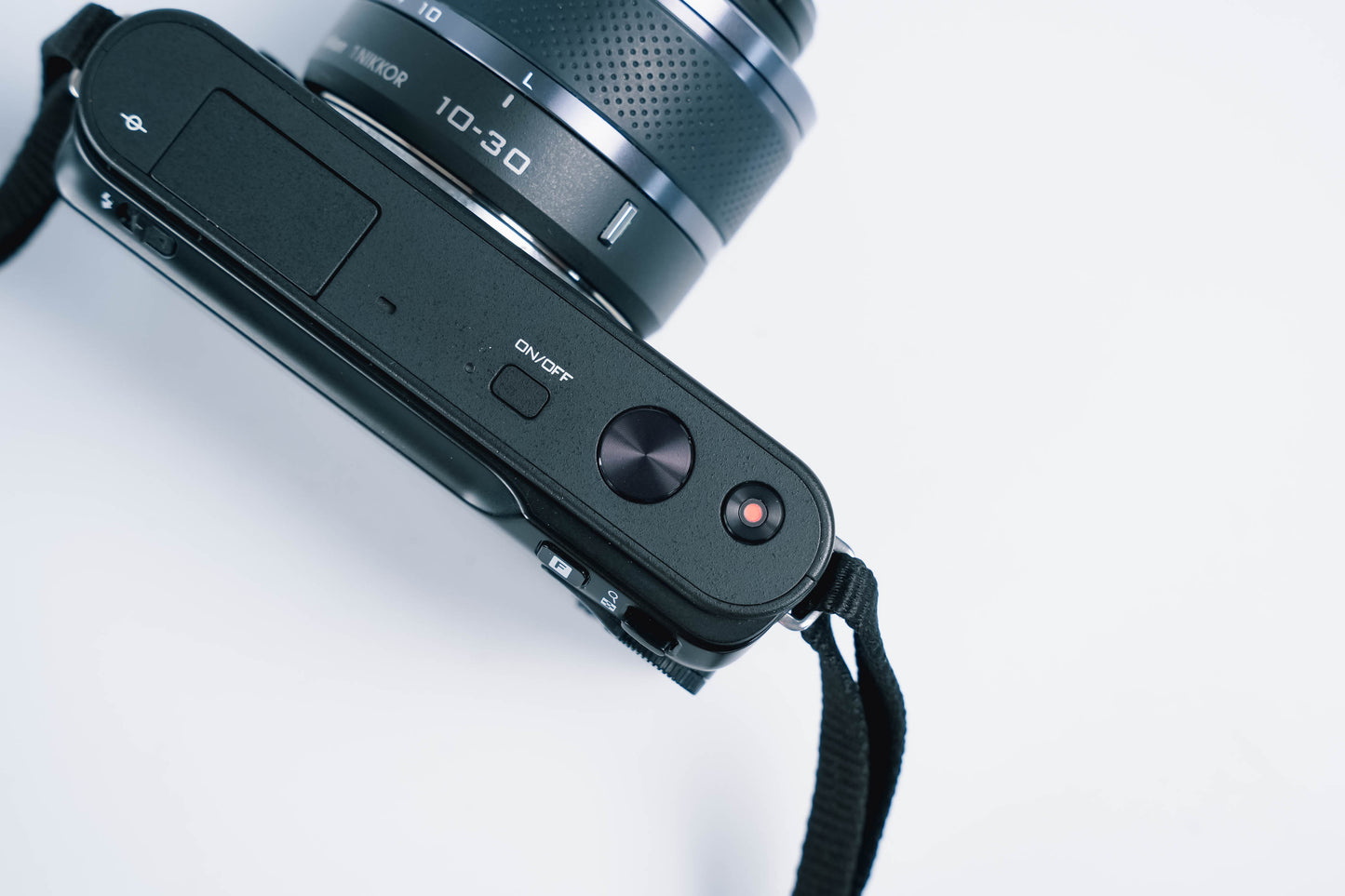Nikon 1 J1 systeemcamera – compacte krachtpatser met 10-30mm lens, lader en case