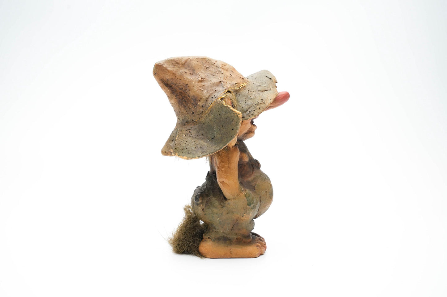 Vintage Nyform Trol met Hoed – Noors Handgemaakt Trollenbeeldje – 15 cm / ca. 5.9 inch